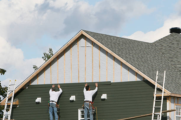 Professional Vinyl Siding technician working in Edgewater, NJ
